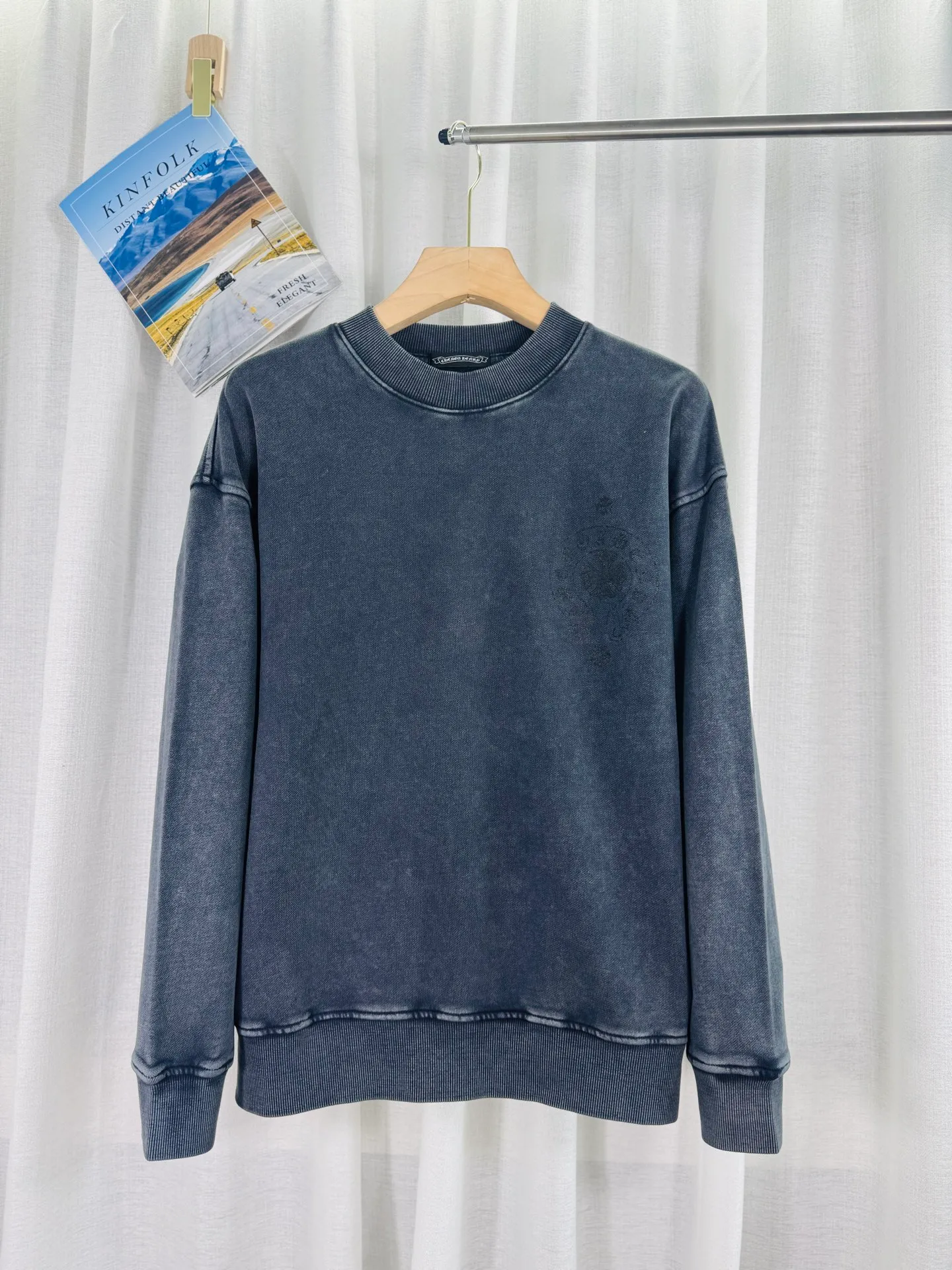 P270 top version, real shot without P, ​​different from market currency) 𝗖𝗵𝗿𝗼𝗺𝗲 𝗛𝗲𝗮𝗿𝘁𝘀/Cro Heart 2025 washed patch embroidery autumn and winter new original single counter American laser burnt 3D three-dimensional color embroidered couple casual sweatshirt 👑The highest version! Customized fabric 430g tripe terry fabric! American acid-washed and distressed original fabric, laser burnt pattern, exquisite embroidery of letters! The best-selling model in the counter, very comfortable to wear. Accessories: original molded and authenticated collar label➕100% silk wash label. Genuine purchase-grade original hangtag➕matching hanging rope➕3D hanging beads➕original packaging bag. Craftsmanship: The original version has consistent wiring! The highest version of the armhole matching technique! Color: Gray Black Size: S M L XL Style No.: 9336